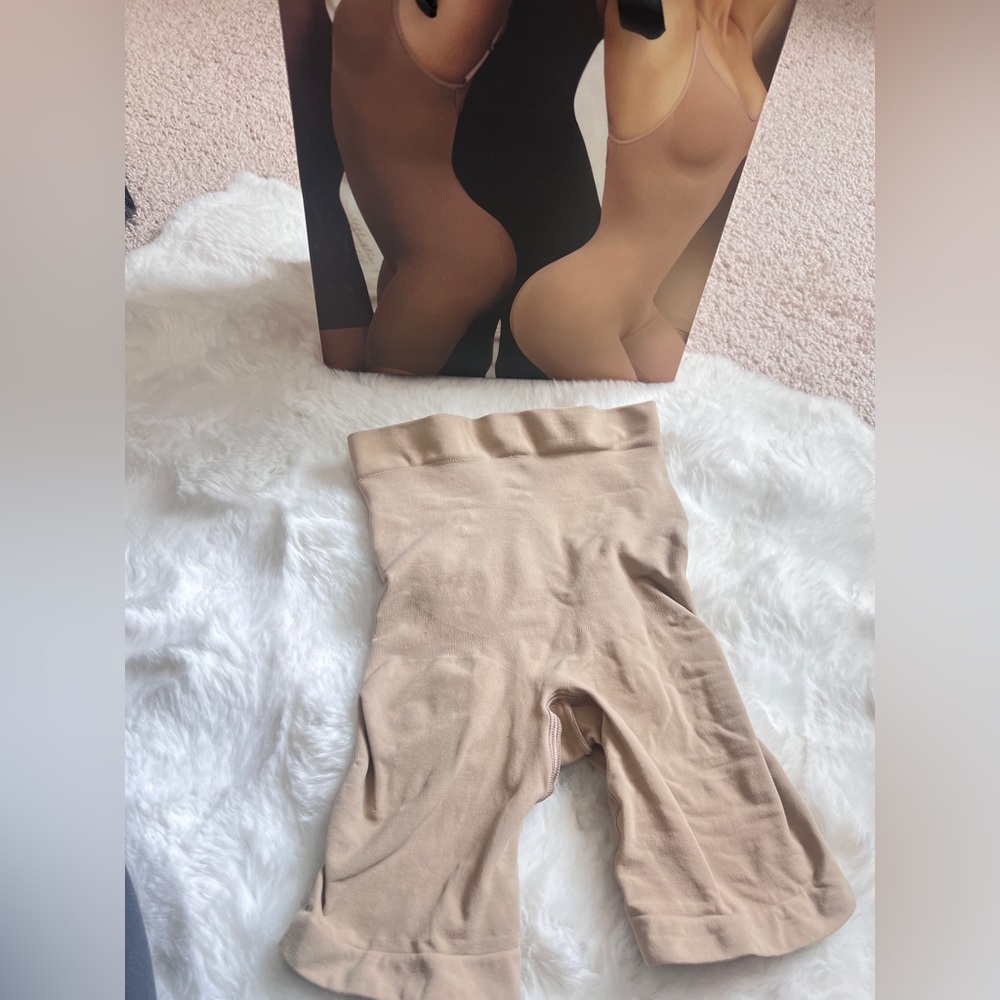 SKIMS mid thigh short Shapewear in Clay